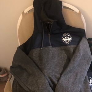 Women’s UConn Husky Sweatshirt sz Sm